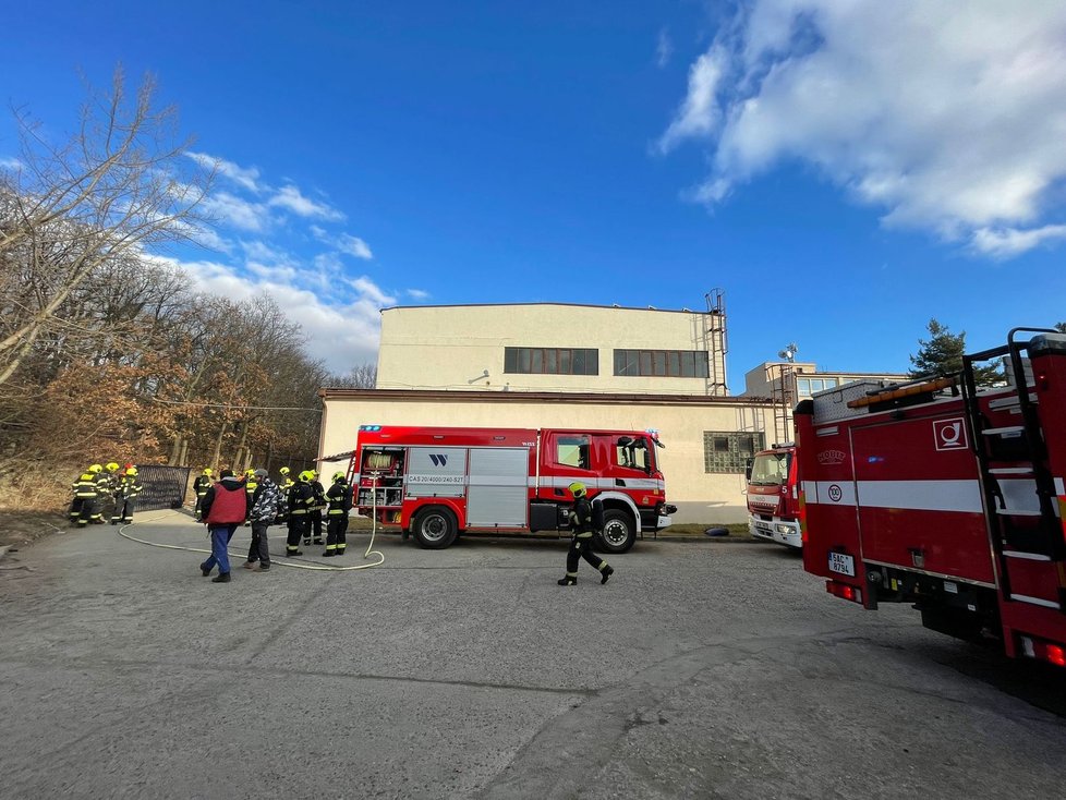 Pražští hasiči zasahovali v průmyslové zóně v Běchovicích, kde došlo k úniku chlornanu sodného. (12. února 2022)