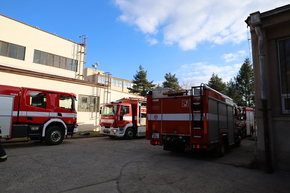 Pražští hasiči zasahovali v průmyslové zóně v Běchovicích, kde došlo k úniku chlornanu sodného. (12. února 2022)