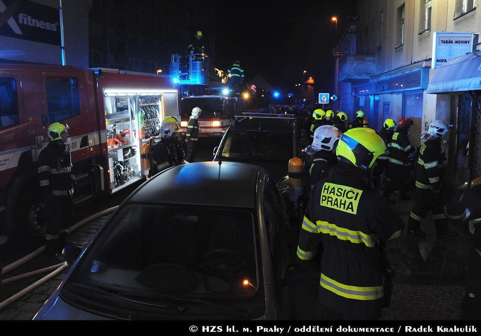 Pražští hasiči mají za sebou krušnou noc. Zasahovali v Řeporyjích, na Novém Městě, na Žižkově i v Nuslích, kde museli z hořícího domu evakuovat několik osob.