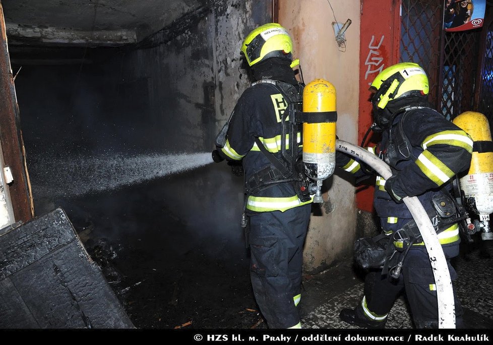 Pražští hasiči mají za sebou krušnou noc. Zasahovali v Řeporyjích, na Novém Městě, na Žižkově i v Nuslích, kde museli z hořícího domu evakuovat několik osob.
