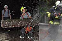 Perná noc pražských hasičů. Za tmy vyjížděli kvůli bouřce, zrána kvůli požáru vozidla