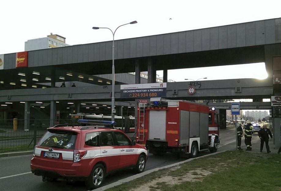 Hasiči obehnali páskou místo pod lávkou v Bohnicích kvůli prasklině.