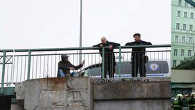 Hasiči a strážníci zasahovali na Žižkově u muže, který seděl na okraji mostu.
