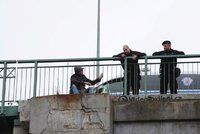 Muž seděl na Žižkově na okraji mostu: Strážníci ho přemluvili, aby přelezl do bezpečí