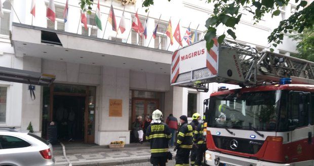 5. květen 2019: Pražští požárníci v neděli ráno vyjížděli k požáru hotelu Ametyst v ulici Jana Masaryka.