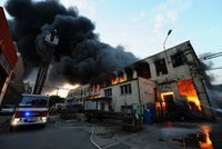 Ve skladišti na Kolbence shořelo zboží za čtvrt miliardy. Blešáky ale fungují dál