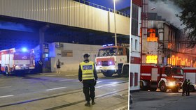 Požár ve skladu textilu v tovární hale v pražských Vysočanech se v neděli ráno již nerozšiřuje. Stále však hoří několik ohnisek, která budou hasiči muset likvidovat pravděpodobně ještě celý dnešní den.