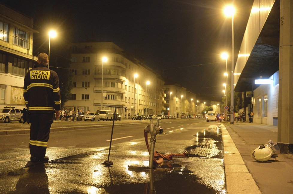 Hašení požáru továrny v pražských Vysočanech. Lidé přihlíželi, co se děje.