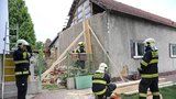 8metrová zeď domu v Řepích hrozila pádem! Hasiči museli část zbourat