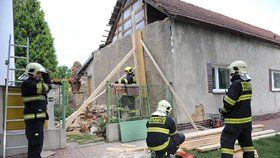 V Žalanského ulici hrozila zeď rodinného domu pádem. Pražští hasiči ji museli až do večera zajišťovat, aby nedošlo k neštěstí.