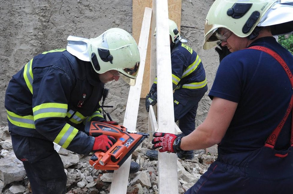 V Žalanského ulici hrozila zeď rodinného domu pádem. Pražští hasiči ji museli až do večera zajišťovat, aby nedošlo k neštěstí.