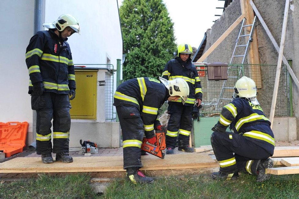 V Žalanského ulici hrozila zeď rodinného domu pádem. Pražští hasiči ji museli až do večera zajišťovat, aby nedošlo k neštěstí.