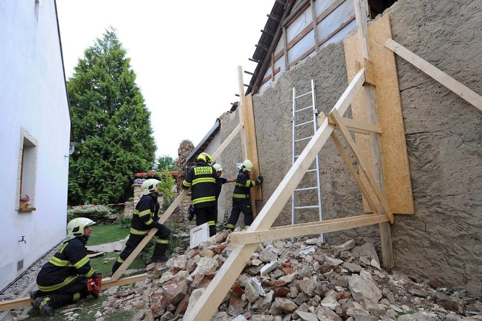 V Žalanského ulici hrozila zeď rodinného domu pádem. Pražští hasiči ji museli až do večera zajišťovat, aby nedošlo k neštěstí.