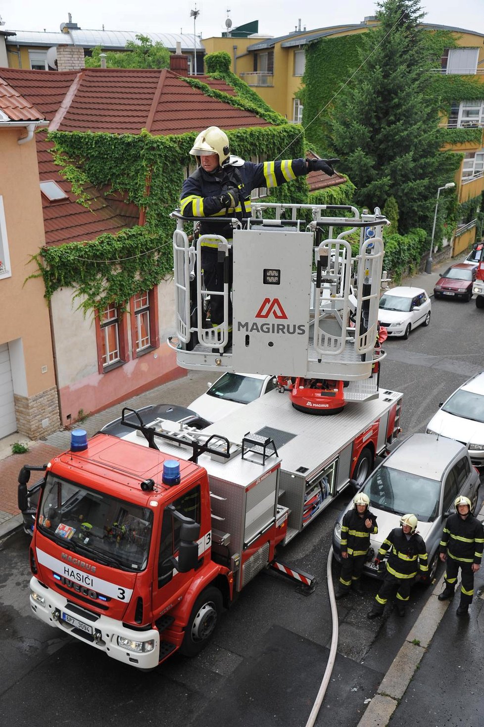 Hasiči zasahovali u požáru v Kobylisích.