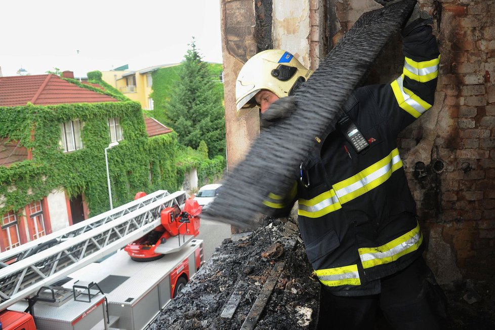 Hasiči zasahovali u požáru v Kobylisích.