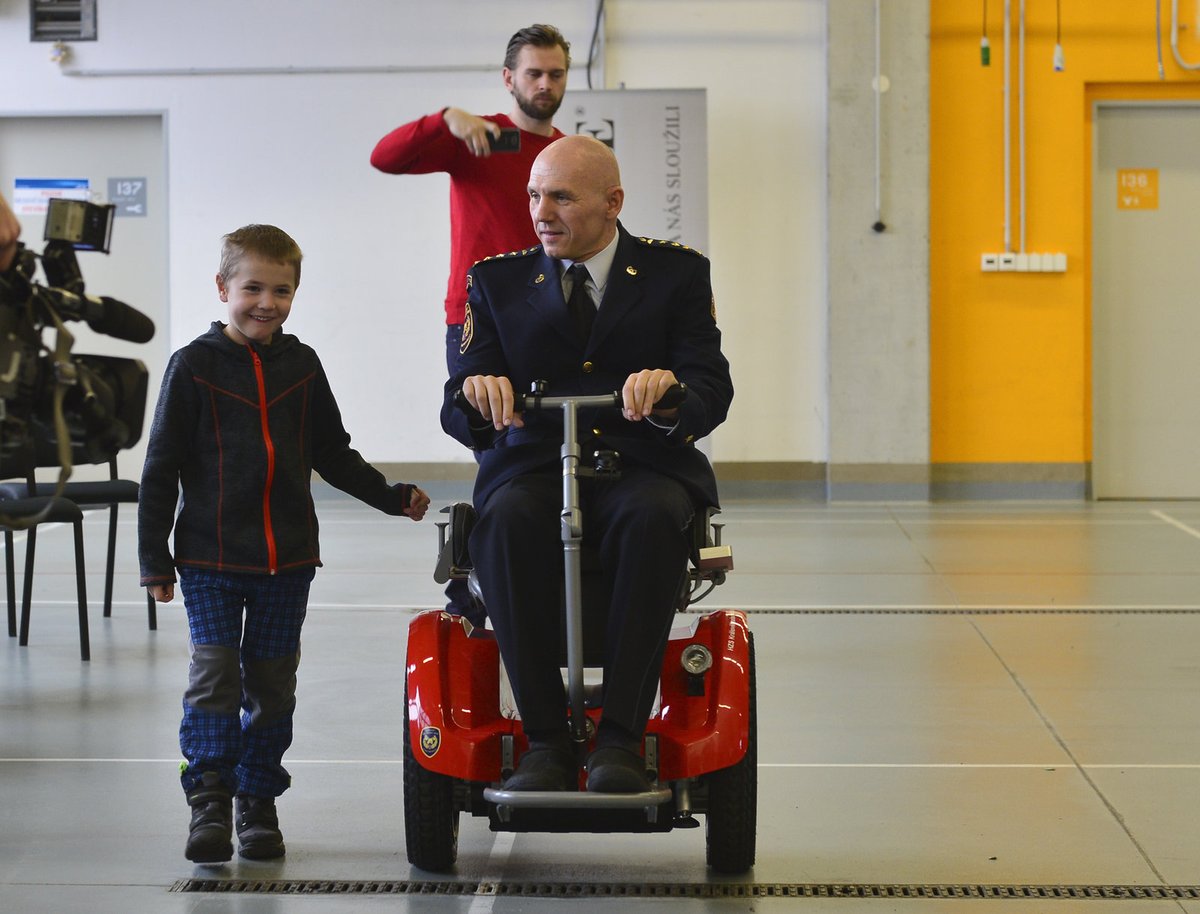 Hasič Libor Bohdanecký v pražských Modřanech převzal od Nadačního fondu Regi Base speciální vozík.