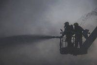 Boj hasičů s rozsáhlým požárem v Přerově. Ozvaly se mohutné exploze