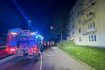 Při požáru bytového domu v Hranicích na Přerovsku zemřel v noci na 23. dubna 2023 člověk.