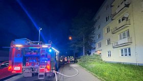Při požáru bytového domu v Hranicích na Přerovsku zemřel v noci na 23. dubna 2023 člověk.