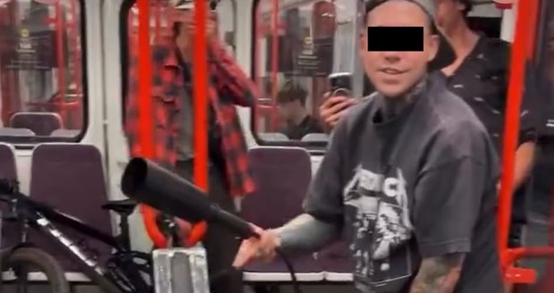 Mladík vytáhl hasicí přístroj a začal jeho obsah vypouštět do prostoru vozu.