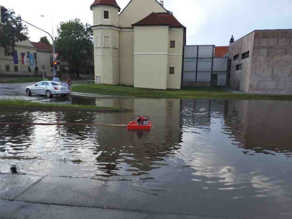 Hasiči čerpali vodu ze sklepů a domů celou noc.