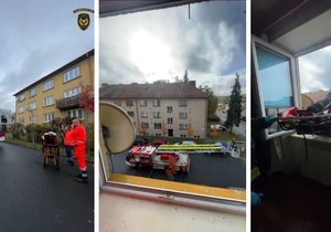 Hasiči přepravovali v sobotu pacienta v Rosicích oknem. Použili k tomu dlouhý žebřík.