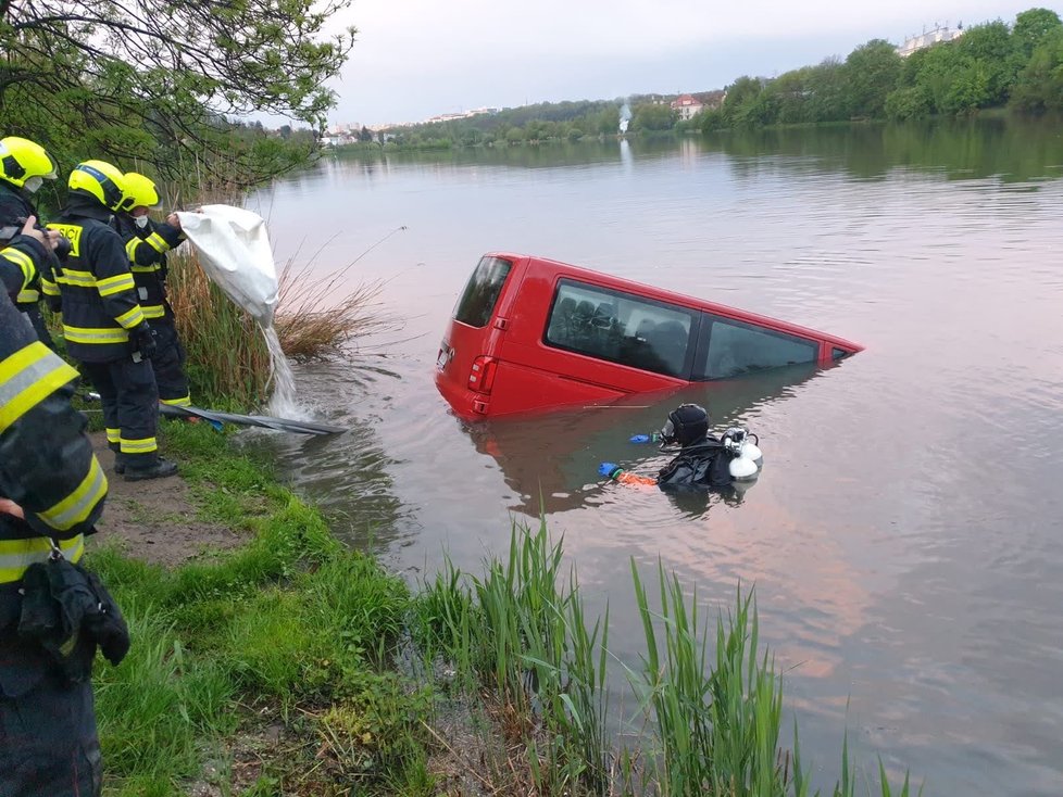 Pražští hasiči vyprostili dodávku z Kyjského rybníka, potápěči vozidlo zajistili 20 metrů od břehu.
