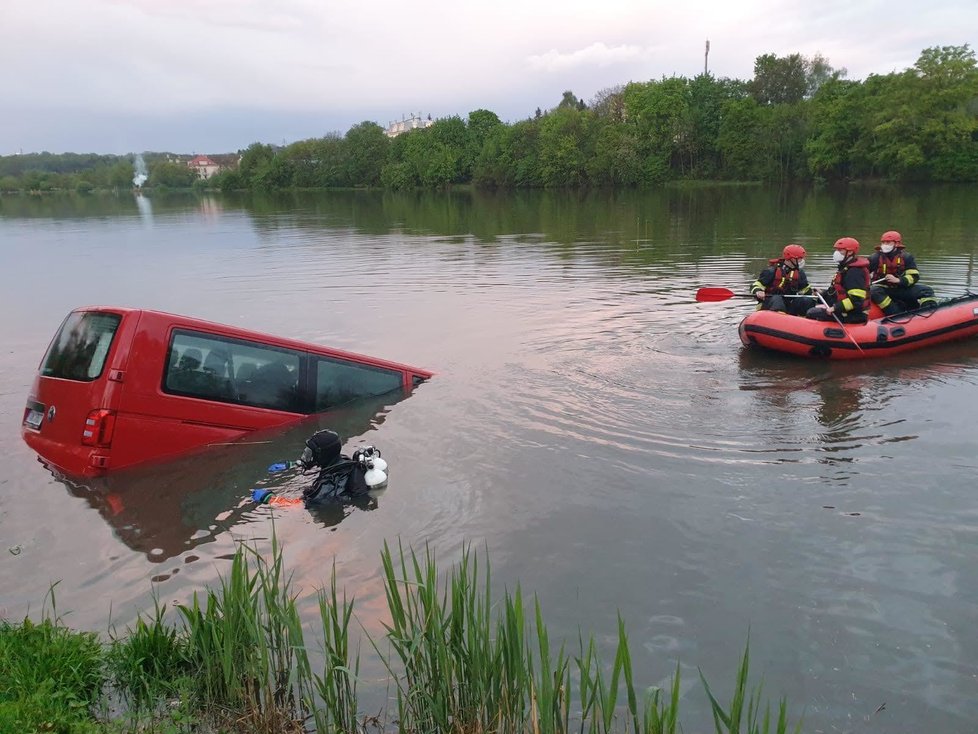 Pražští hasiči vyprostili dodávku z Kyjského rybníka, potápěči vozidlo zajistili 20 metrů od břehu.