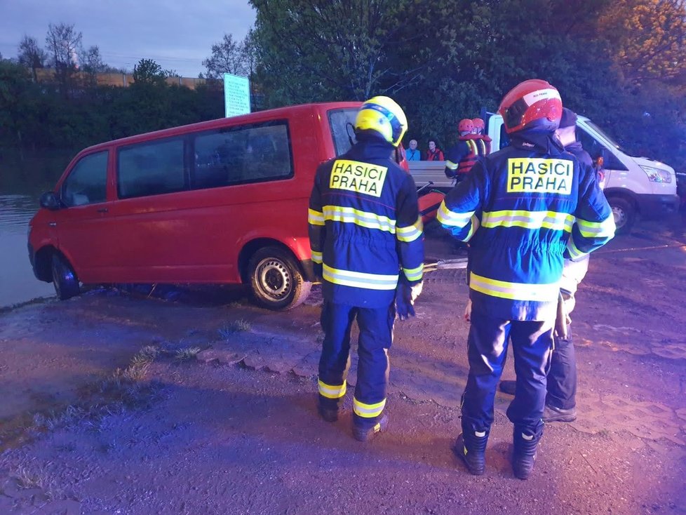 Pražští hasiči vyprostili dodávku z Kyjského rybníka, potápěči vozidlo zajistili 20 metrů od břehu.