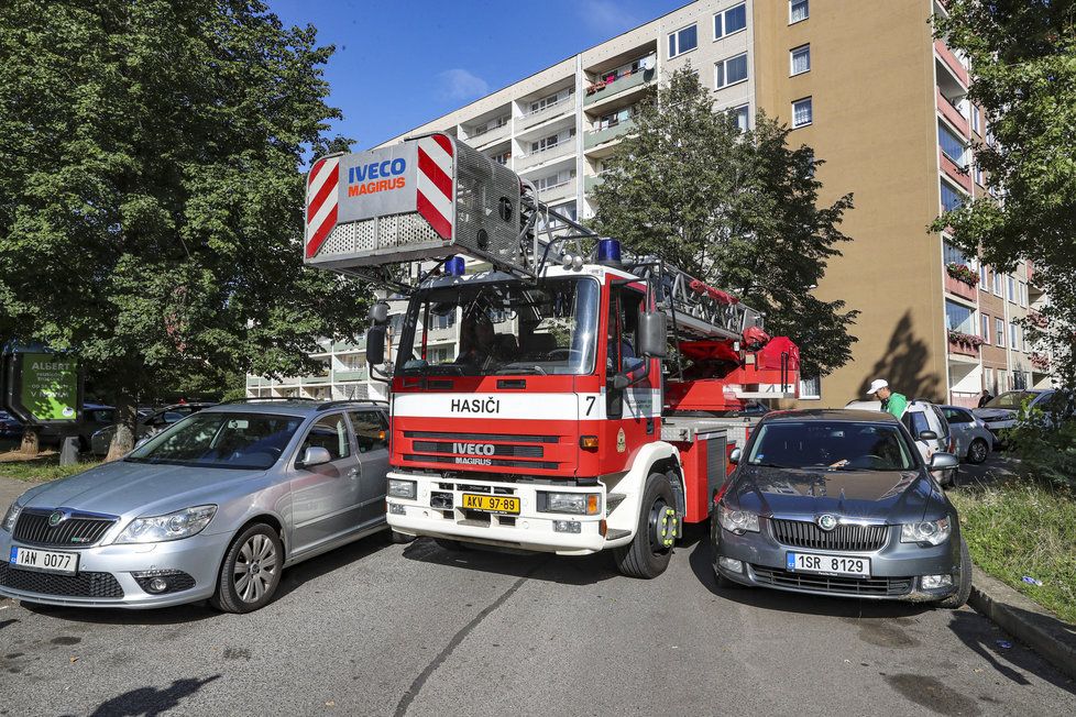 Problémem pražských sídlišť je přílišné množství parkujících vozidel, kvůli kterým mají požárníci problémy vůbec dojet k požáru.