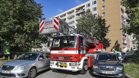 Problémem pražských sídlišť a jiných lokalit je přílišné množství parkujících vozidel, kvůli kterým mají požárníci problémy vůbec dojet k požáru.