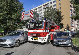 Problémem pražských sídlišť a jiných lokalit je přílišné množství parkujících vozidel, kvůli kterým mají požárníci problémy vůbec dojet k požáru.
