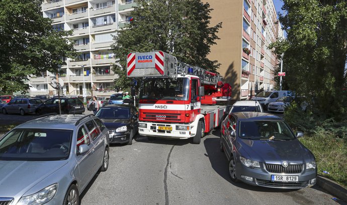 Problémem pražských sídlišť je přílišné množství parkujících vozidel, kvůli kterým mají požárníci problémy vůbec dojet k požáru.