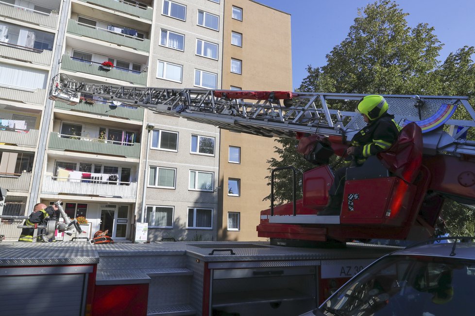 Hasičský vůz se kvůli špatně špatně parkujícím automobilům nedostane k hořícímu paneláku. Jeho žebřík přes &#34;blokádu&#34; zaparkovaných vozů nemusí dosáhnout do hořících oken či na balkon.