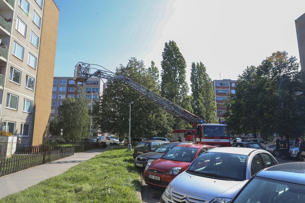 Hasičský vůz se kvůli špatně špatně parkujícím automobilům nedostane k hořícímu paneláku. Jeho žebřík přes &#34;blokádu&#34; zaparkovaných vozů nemusí dosáhnout do hořících oken či na balkon.