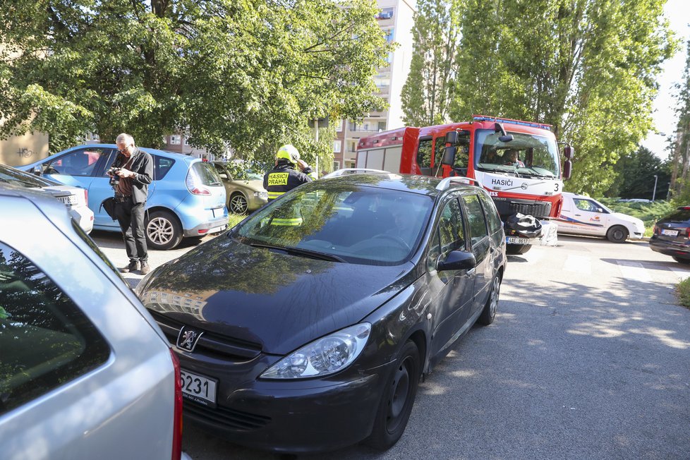 Pražská sídliště bývají nahuštěná nepříliš vhodně zaparkovanými vozy.