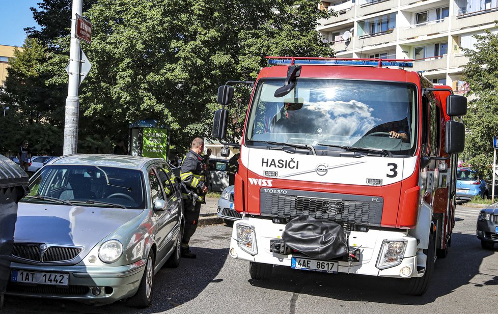 Hasičská vozidla mají kolikrát problém na sídlištích dojet vůbec na místo požáru. Cestu jim ztěžují nevhodně parkující řidiči.