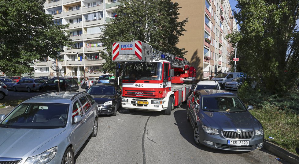 Problémem pražských sídlišť je přílišné množství parkujících vozidel, kvůli kterým mají požárníci problémy vůbec dojet k požáru.