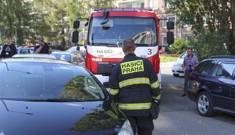 Hasičská vozidla mají kolikrát problém na sídlištích dojet vůbec na místo požáru. Cestu jim ztěžují nevhodně parkující řidiči.