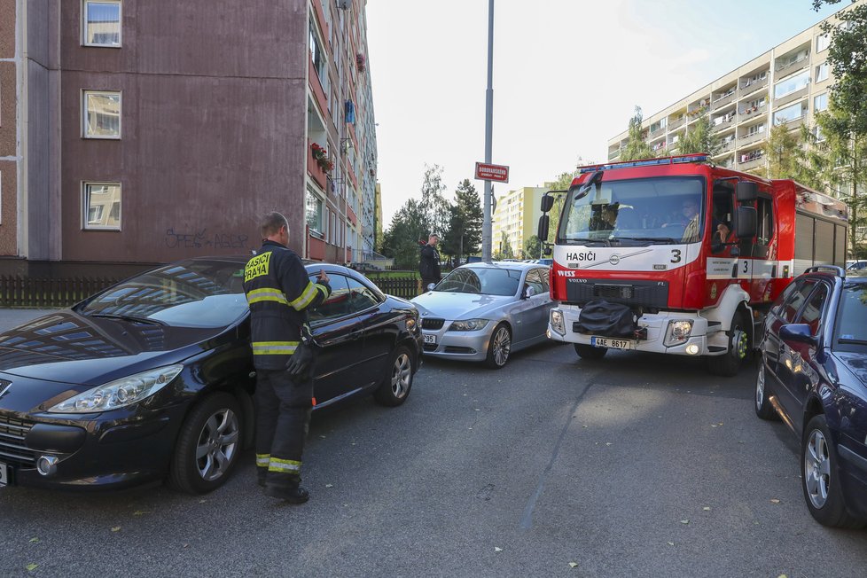 Hasičská vozidla mají kolikrát problém na sídlištích dojet vůbec na místo požáru. Cestu jim ztěžují nevhodně parkující řidiči.