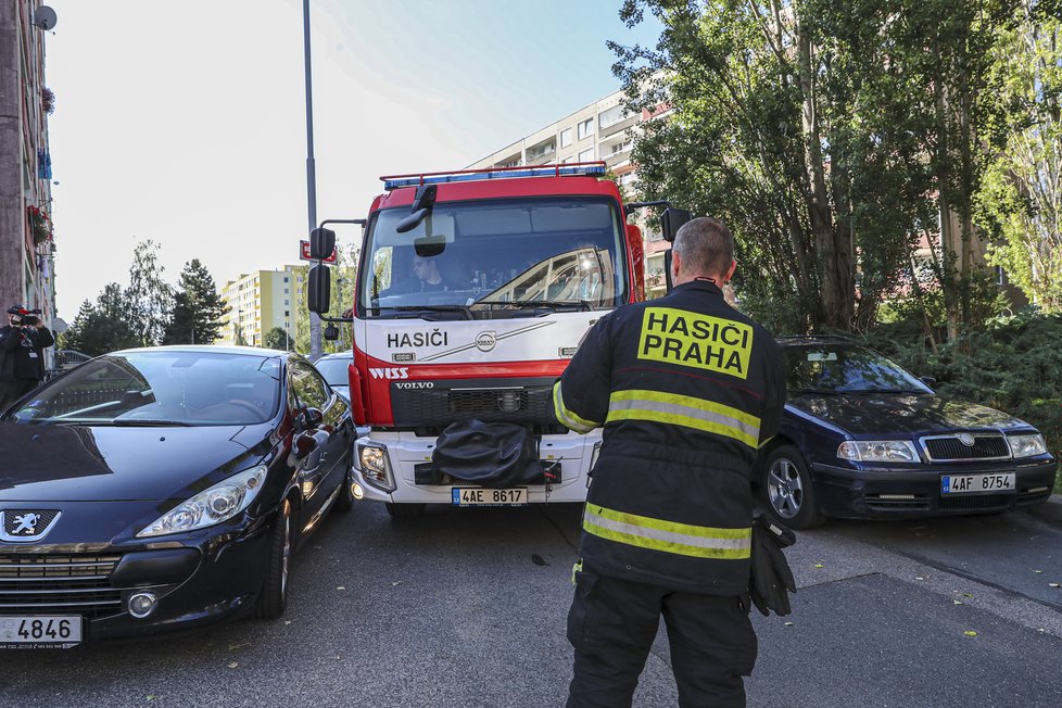 Hasičská vozidla mají kolikrát problém na sídlištích dojet vůbec na místo požáru. Cestu jim ztěžují nevhodně parkující řidiči.