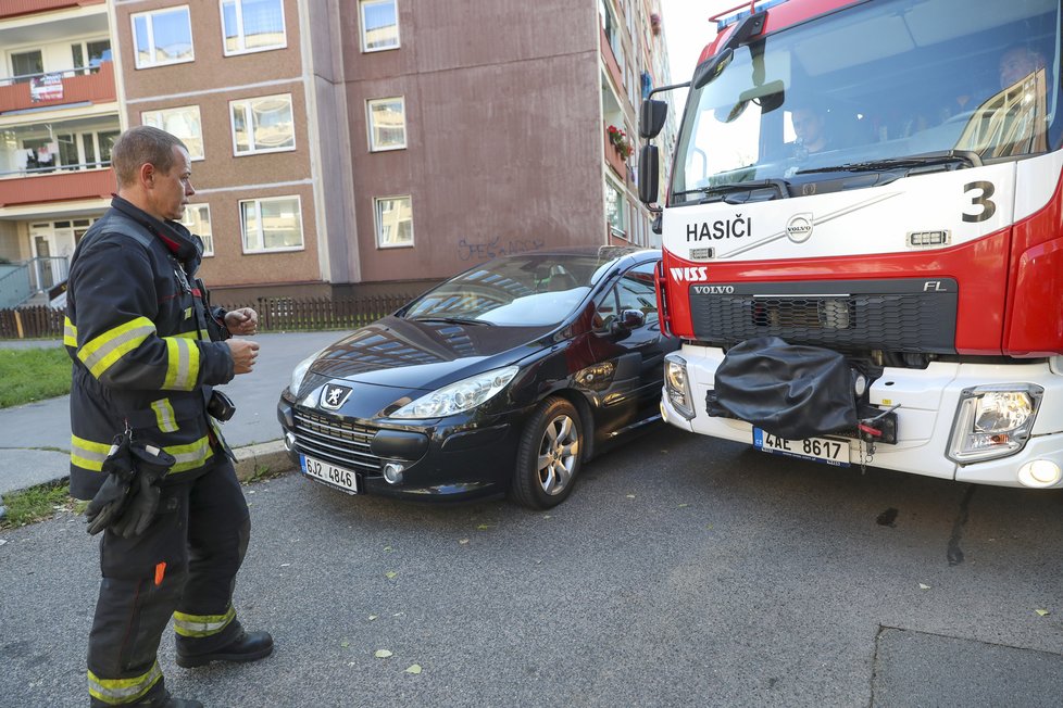 Hasičská vozidla mají kolikrát problém na sídlištích dojet vůbec na místo požáru. Cestu jim ztěžují nevhodně parkující řidiči.