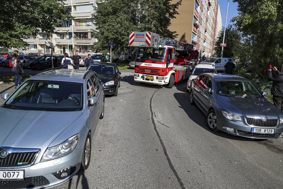 Na problematiku zahuštěných sídlišť upozorňuje informační kampaň 3 metry k životu, kterou iniciovali středočeští hasiči.