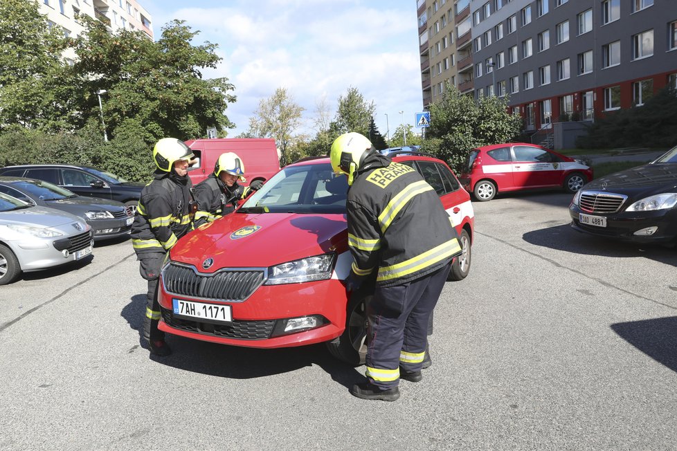 V nejhorším případě buď hasiči na místo požáru musí dojít pěšky a nebo vůz co nejvíce šetrně odstranit z cesty. Postačit jim k tomu však musí vlastní síly.