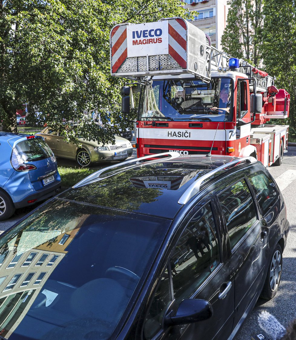 Problémem pražských sídlišť je přílišné množství parkujících vozidel, kvůli kterým mají požárníci problémy vůbec dojet k požáru.