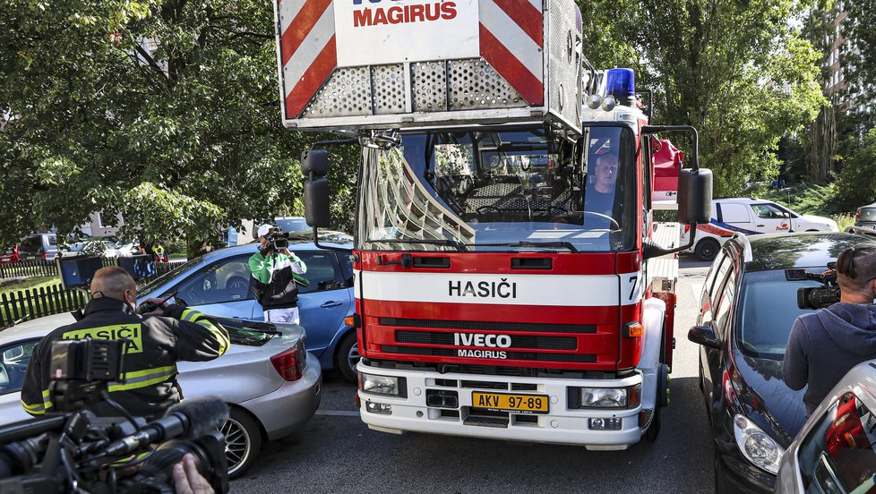 Problémem pražských sídlišť je přílišné množství parkujících vozidel, kvůli kterým mají požárníci problémy vůbec dojet k požáru.