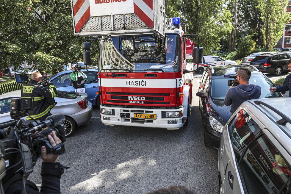 Největší obtíže má dlouhý vůz, který disponuje výškovou technikou. Ta je přitom právě v případě panelových sídlišť nadmíru potřebná.