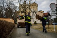 Hasiči pro uprchlíky připravili zámek ve Skřivanech: Postele čekají na 80 lidí