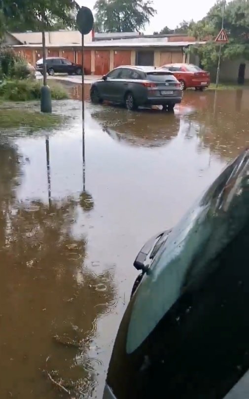 Bouřky způsobily potíže na Slovensku, doprovázely je mohutné přívalové deště (17.8.2020)