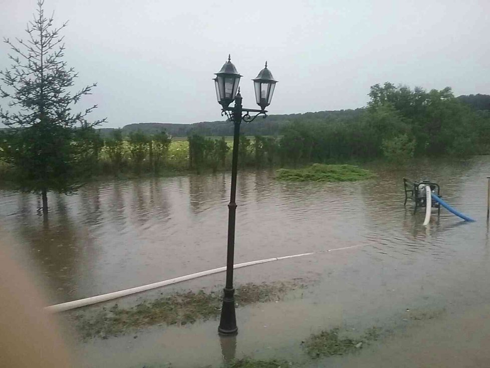 Bouřky způsobily potíže na Slovensku, doprovázely je mohutné přívalové deště. (17.8.2020)